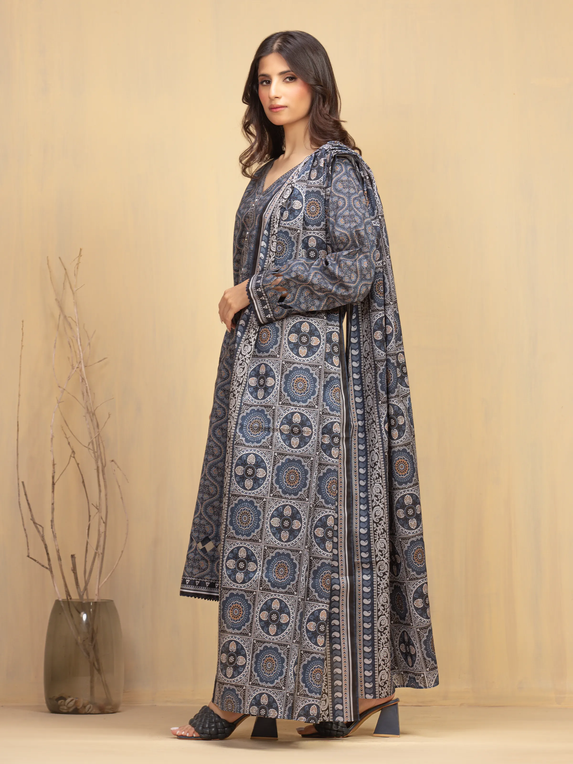 Unstitched Printed Khaddar Suit - EWU5A3-36009-3P - Image 4