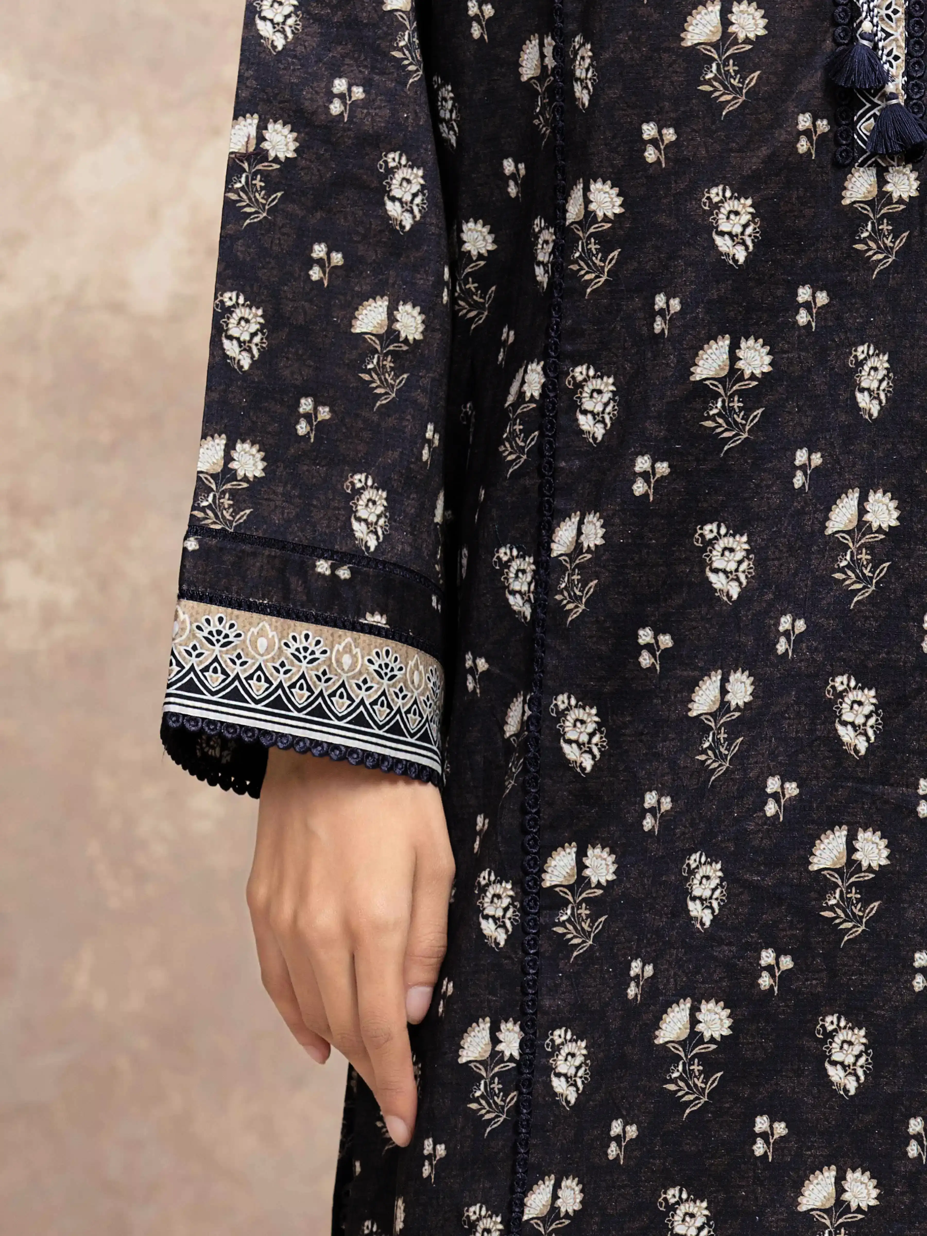 Unstitched Printed Khaddar Suit - EWU5M3-028-3P - Image 4