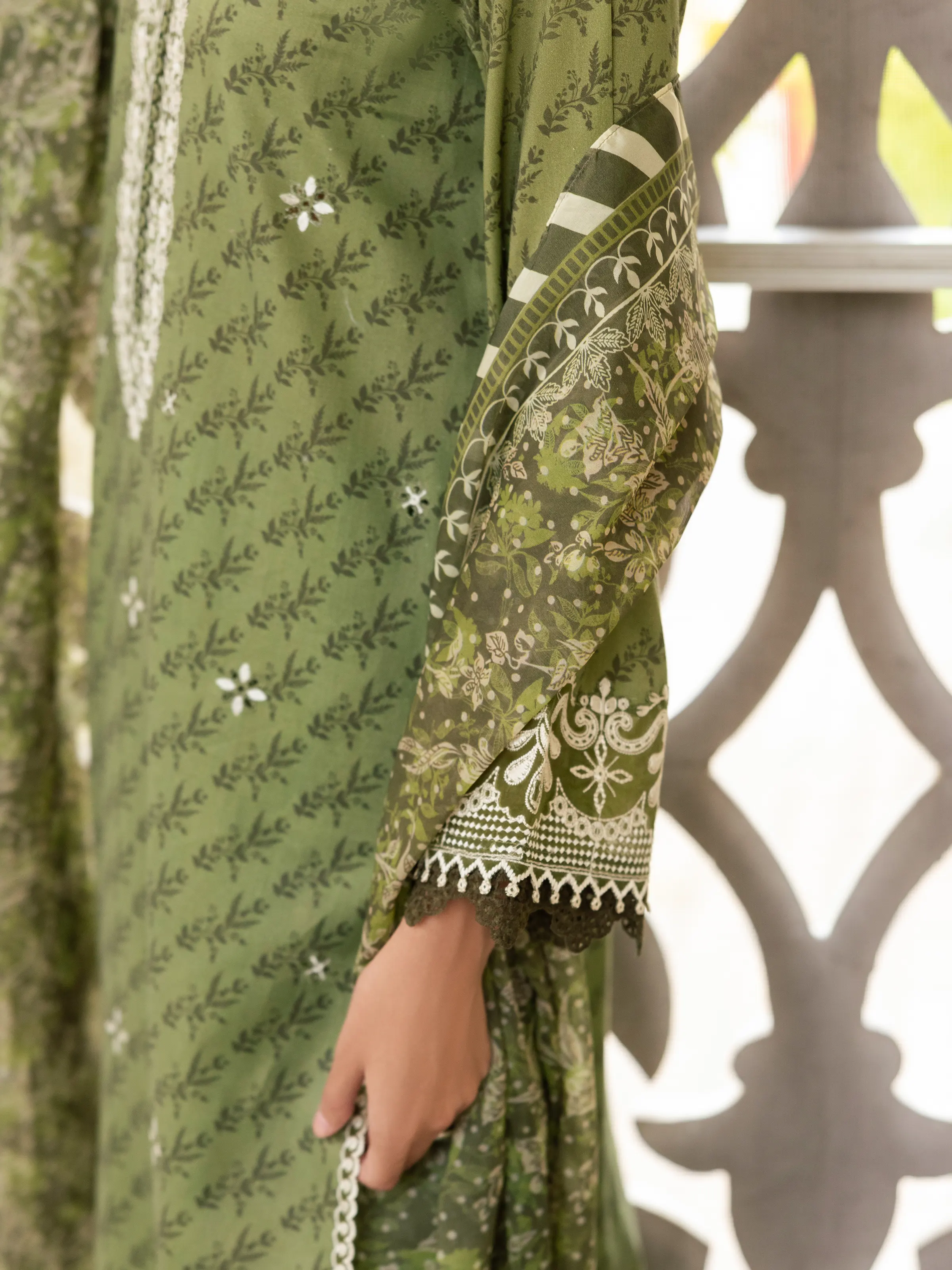 Unstitched Embroidered Lawn Suit - EWU5V1-31419-3P - Image 4