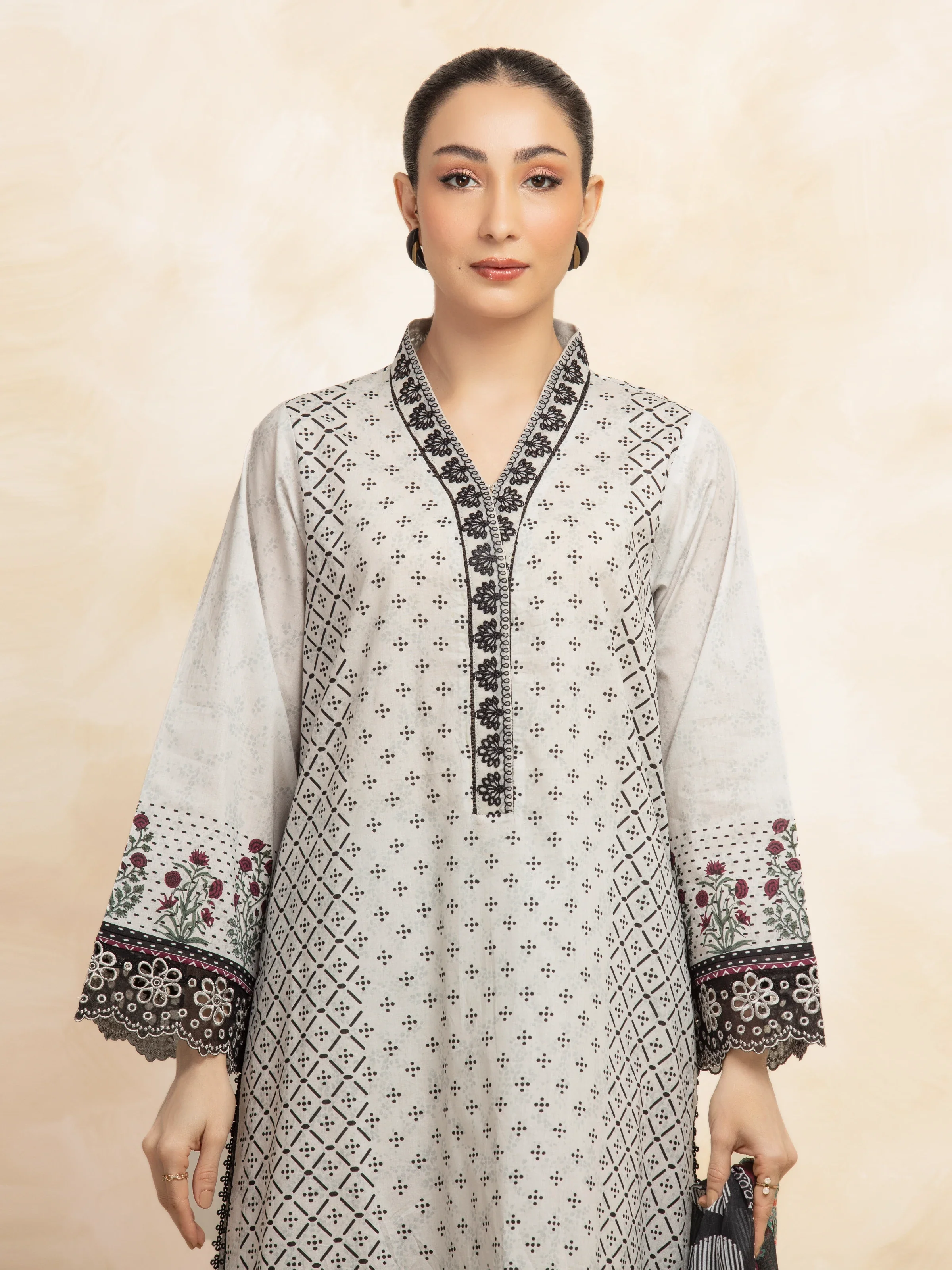 Unstitched Embroidered Lawn Suit - EWU5V1-31088-3P - Image 2