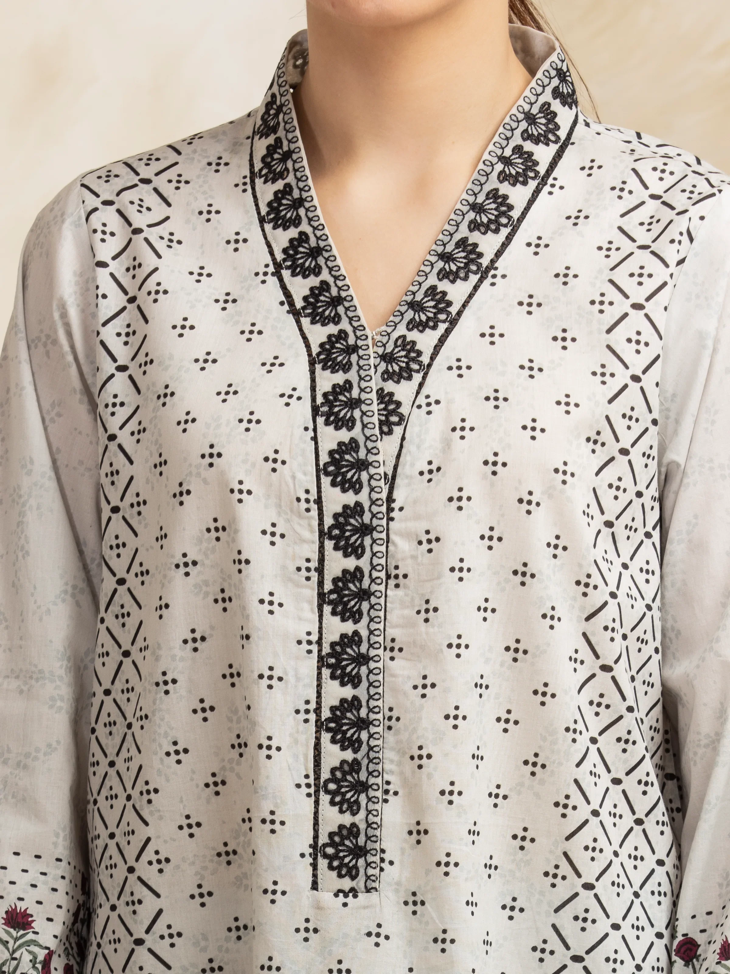 Unstitched Embroidered Lawn Suit - EWU5V1-31088-3P - Image 3