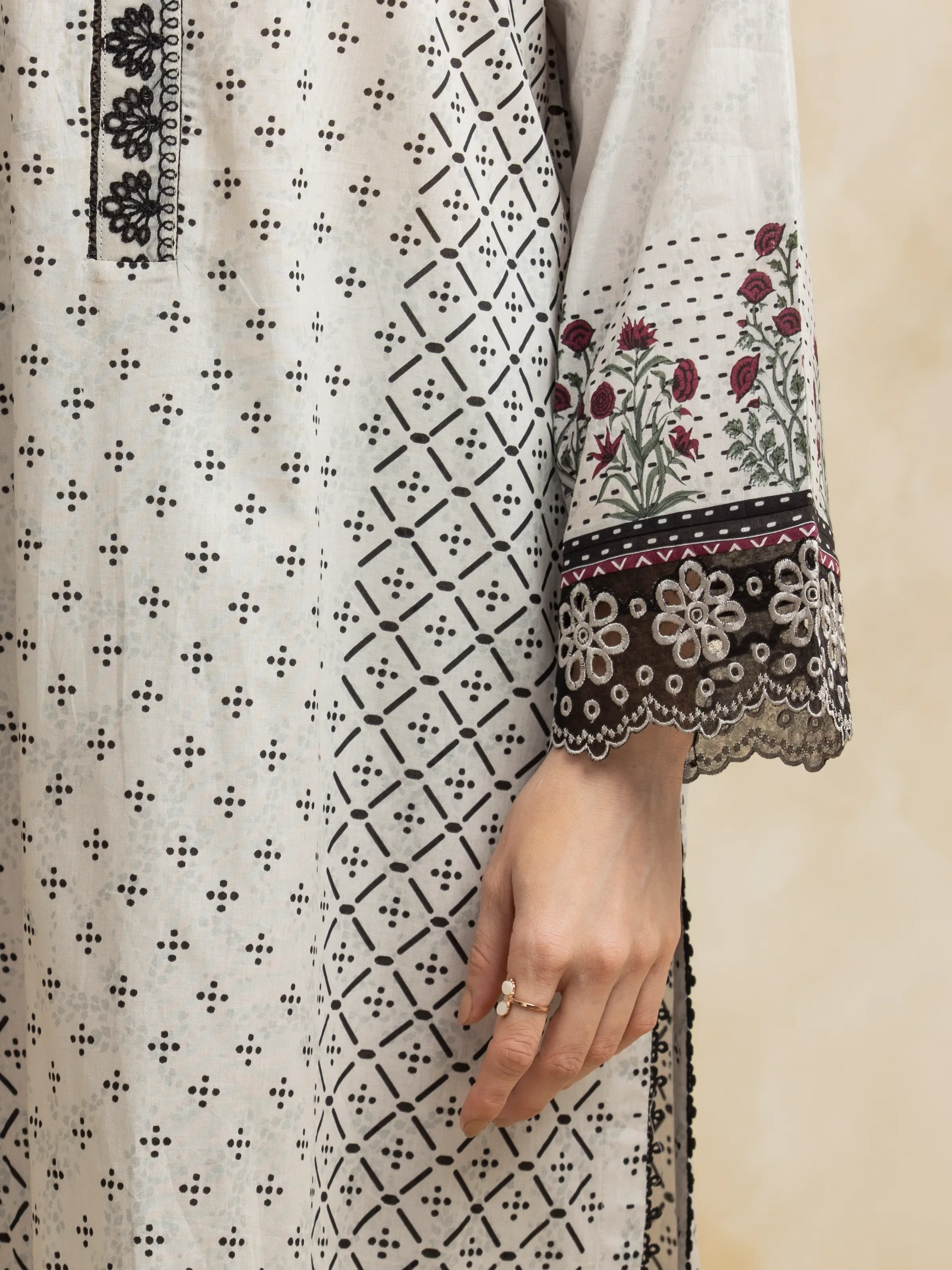 Unstitched Embroidered Lawn Suit - EWU5V1-31088-3P - Image 5