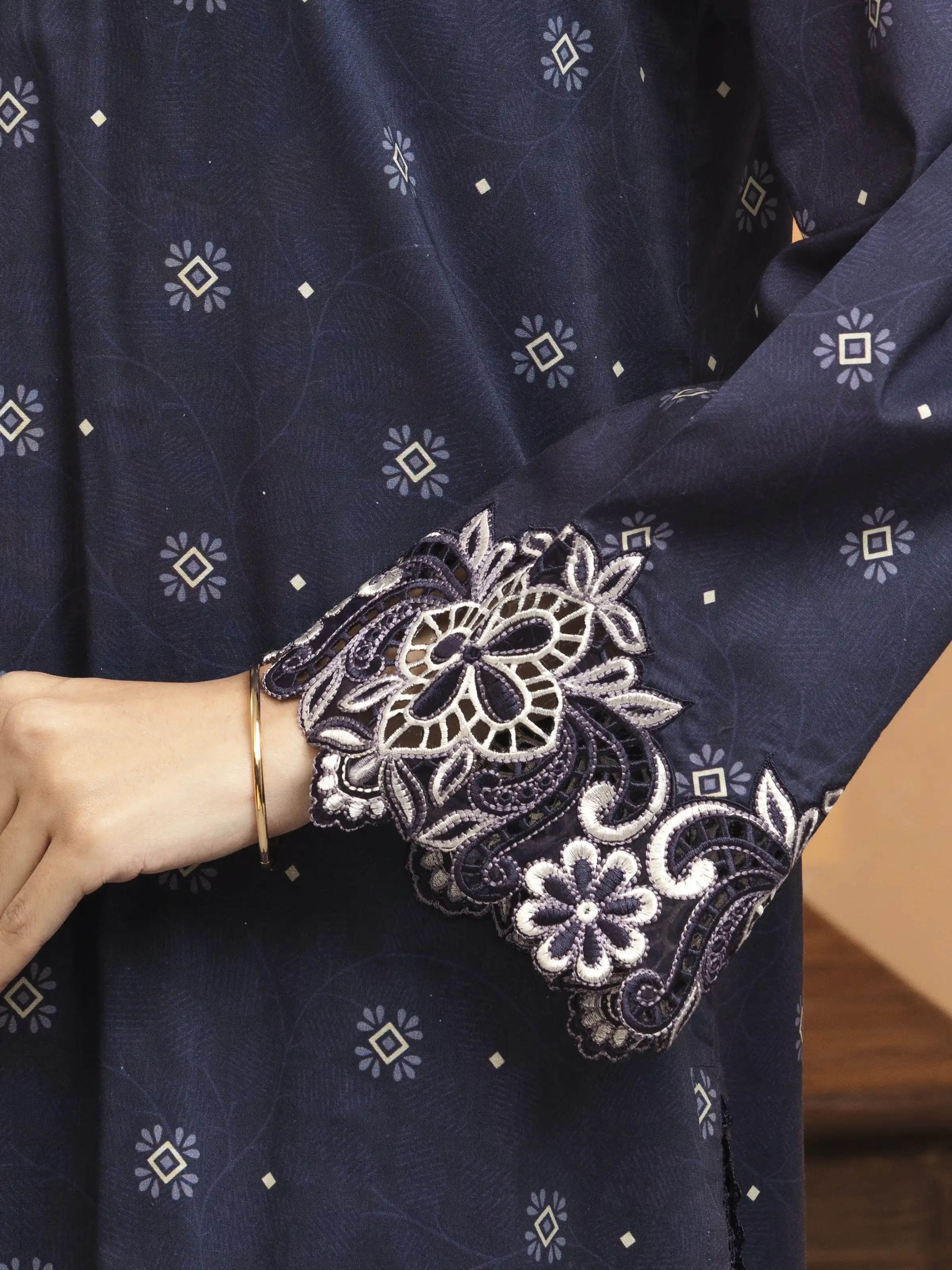 Unstitched Embroidered Lawn Suit - EWU5V1-31426-3P - Image 3