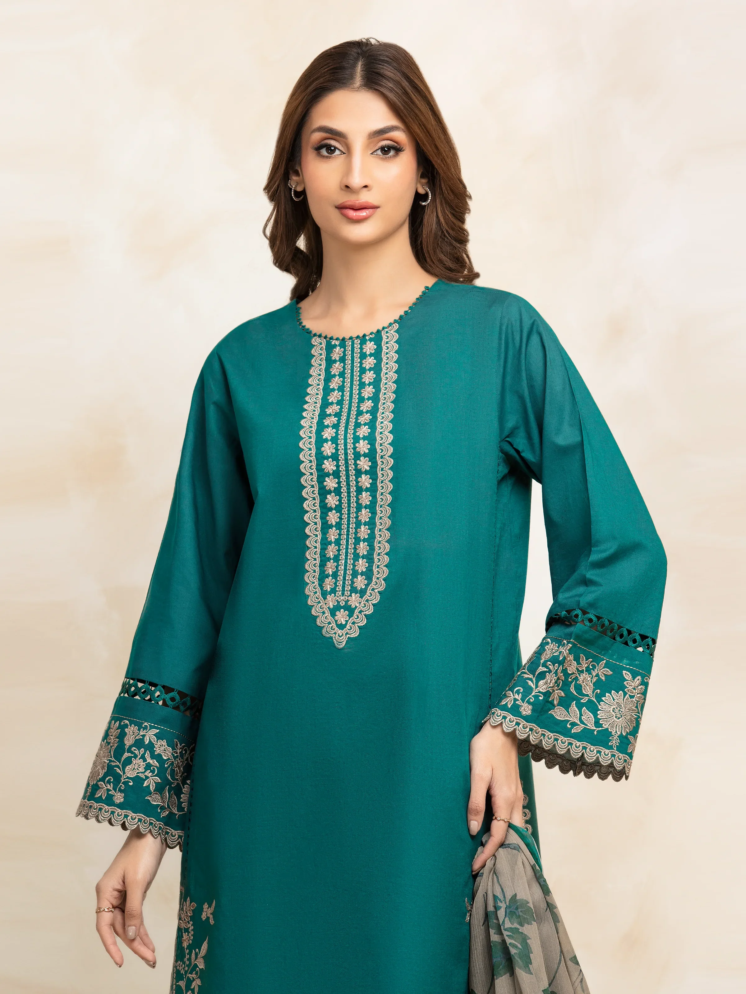 Unstitched Embroidered Cambric Suit - EWU5V2-31031-3P - Image 4