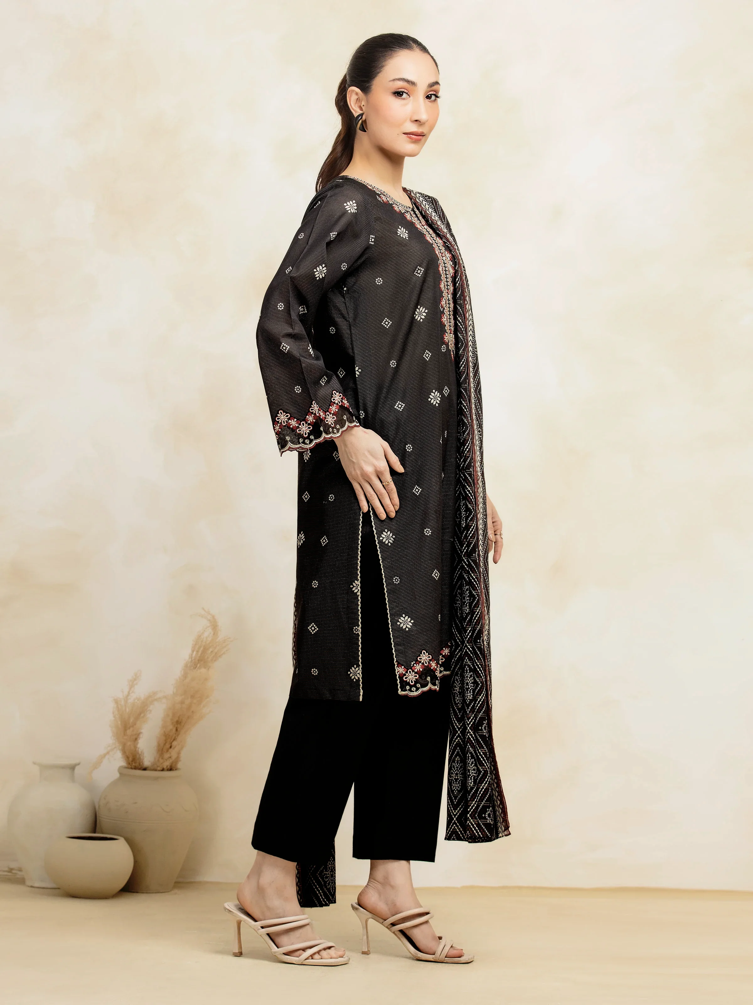 Unstitched Embroidered Lawn Suit - EWU5V1-31200-3P - Image 4